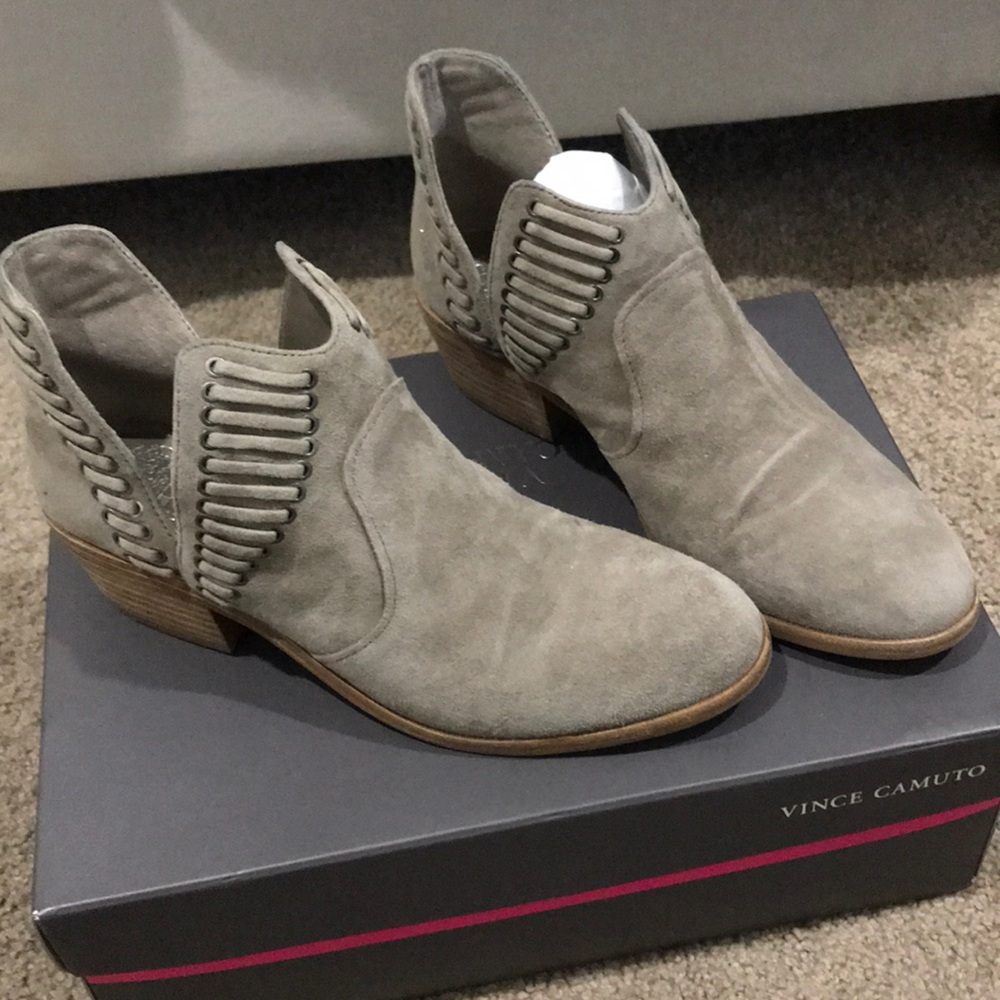 Vince Camuto Pevista Booties SZ. 6 1/2 M